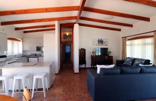 Struisbaai House | Naude House In Struisbaai