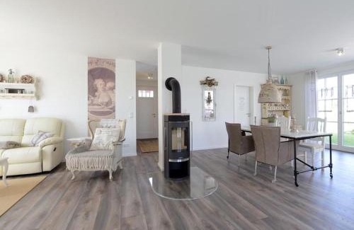 Gross Schwansee House | Nausikaa's- Fleur de Lis