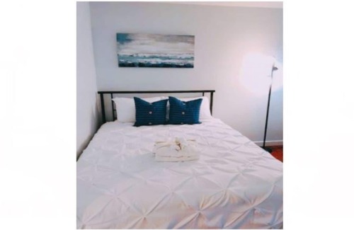 Harrison Hot Springs Apartment | Nautical Vibe:♥ Steps to Harrison Lake| 2 Double| FREE Parking♥