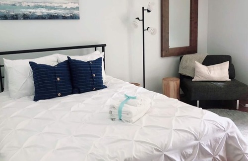 Harrison Hot Springs Apartment | Nautical Vibe:♥ Steps to Harrison Lake| 2 Double| FREE Parking♥