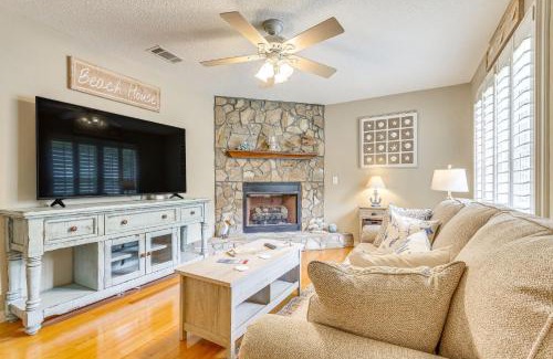 Navarre House | Navarre Home with Palm Tree Views about 4 Mi to Beach!
