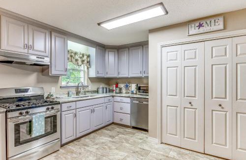 Navarre House | Navarre Home with Palm Tree Views about 4 Mi to Beach!