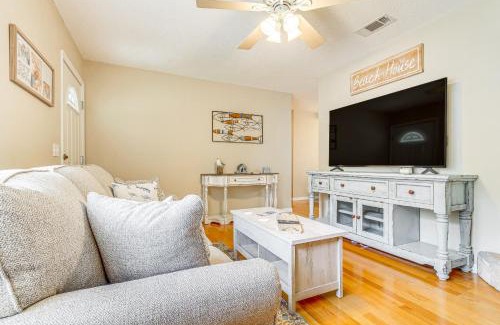 Navarre House | Navarre Home with Palm Tree Views about 4 Mi to Beach!