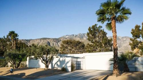 Racquet Club Estates House | Navigate Stays Yellow Umbrella Poolside Escape