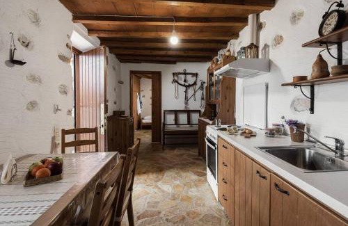 Naxos House | Naxos Alyko Traditional Vacation House 'Mitatos'