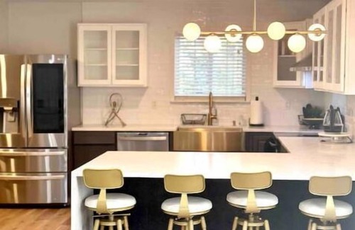 Harwood Lane House | Near airport&major highways. Comfort& convenience.