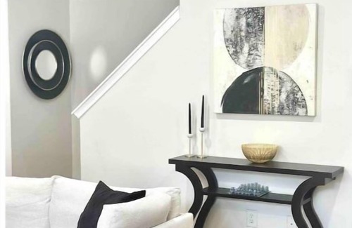 Harwood Lane House | Near airport&major highways. Comfort& convenience.