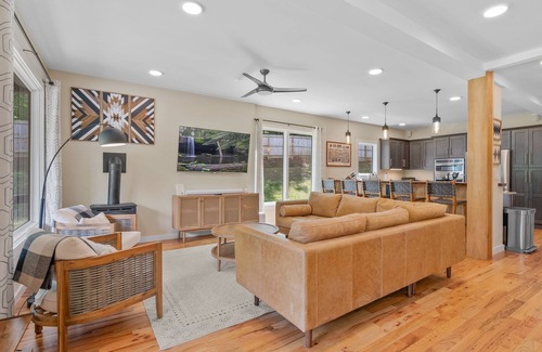 Mills River House | Near Asheville!Hot Tub~Fire Pit~BBQ! PWR+H20