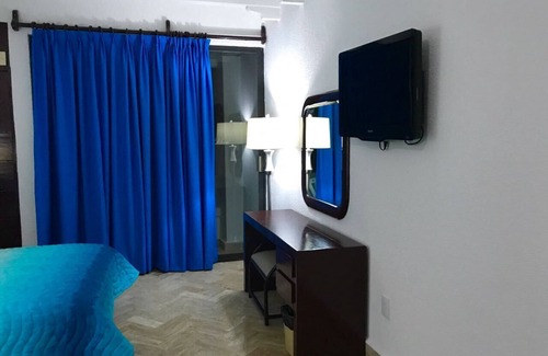 Ixtapa Resort | near beach, full amenities, friendly staff
