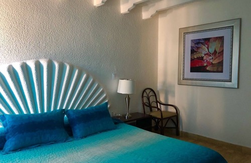 Ixtapa Resort | near beach, full amenities, friendly staff