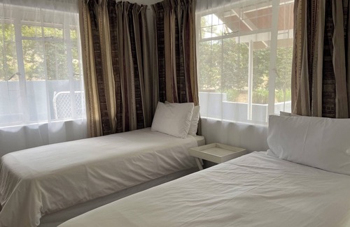 White River Cabin | Near Big 5 Numbi Lodge