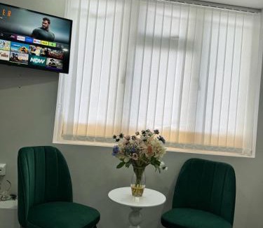Smethwick Apartment | Near Birmingham - Stylish Flat - Free Parking