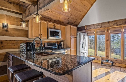 Walland Cabin | Near Blackberry Farms| Fire Pit | Hot Tub | Pets