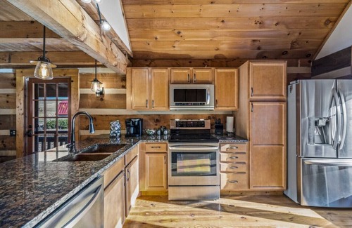 Walland Cabin | Near Blackberry Farms| Fire Pit | Hot Tub | Pets
