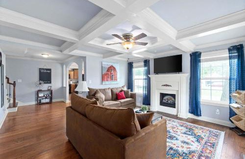 Clarksville House | Near Campbell & Downtown - Cottage & Carriage House