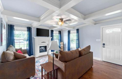 Clarksville House | Near Campbell & Downtown - Cottage & Carriage House