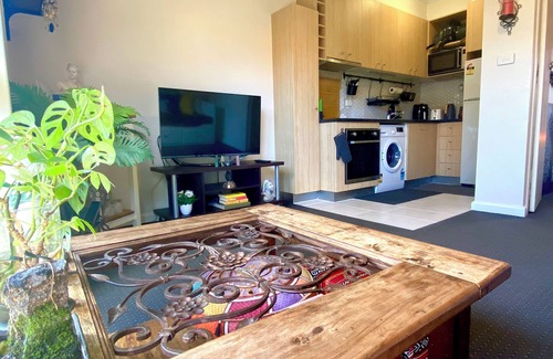 Caulfield North Apartment | Near Caulfield Racecourse & Monash Uni! Cosy apartment with private courtyard