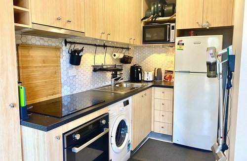 Caulfield North Apartment | Near Caulfield Racecourse & Monash Uni! Cosy apartment with private courtyard