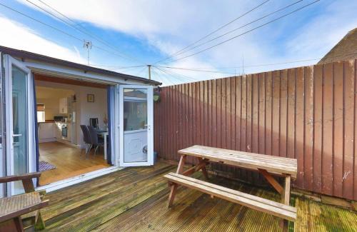 Adamsdown Apartment | Near Centre, Private garden, Parking, Netflix, Long Stay Savings