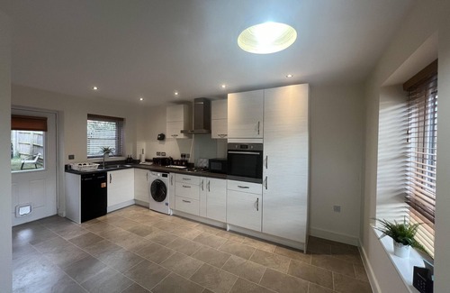 Cradley House | Near City - 3BR - 2 Bath - Sleeps 9 - Parking