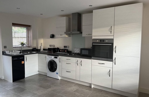 Cradley House | Near City - 3BR - 2 Bath - Sleeps 9 - Parking