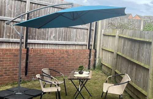 Cradley House | Near City - 3BR - 2 Bath - Sleeps 9 - Parking
