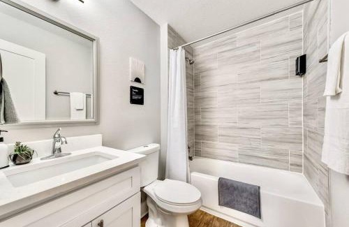 Old East Dallas Apartment | Near Deep Ellum Downtown Dallas Flat