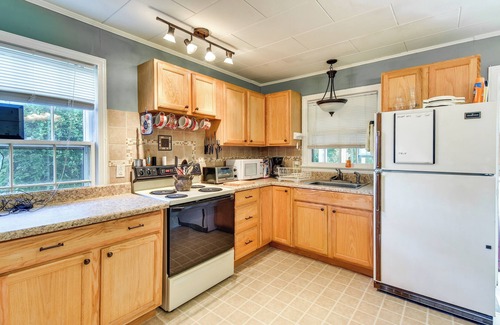 Lynn Cottage | Near Dining: Columbus Cottage w/Furnished Deck!