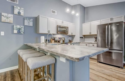Savannah House | Near Dining & Downtown- Moon River District Digs