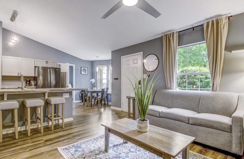 Savannah House | Near Dining & Downtown- Moon River District Digs