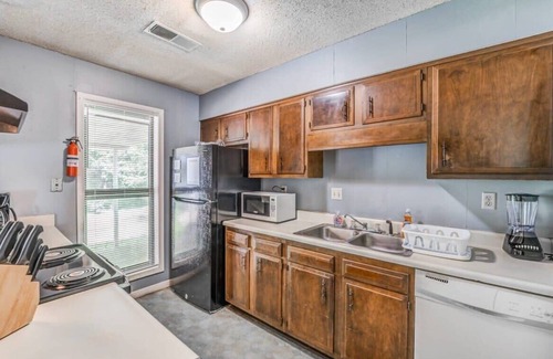 Ellendale House | Near Dining & MEM - Hickory Hill Home