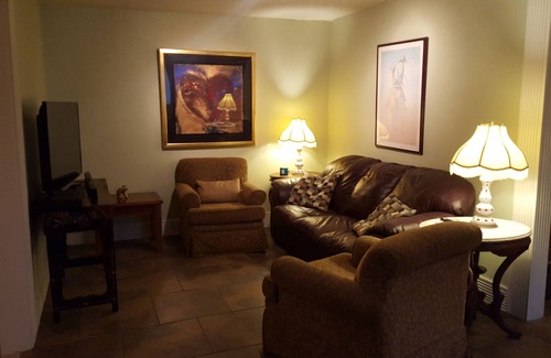 Alta Vista House | Near Downtown, 1BR Carriage House, Swimming Pool, Private Parking, Pets OK