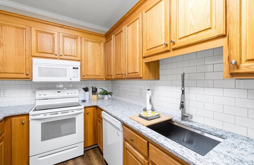 Cary House | Near downtown Cary & RDU. Easy access to Raleigh, Durham and local venues.