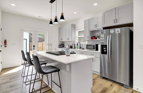 Near Eastside House | Near Downtown Chic & Spacious 4BD + 2 Car garage