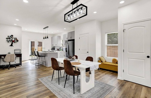 Near Eastside House | Near Downtown Chic & Spacious 4BD + 2 Car garage