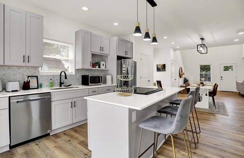 Near Eastside House | Near Downtown Chic & Spacious 4BD + 2 Car garage