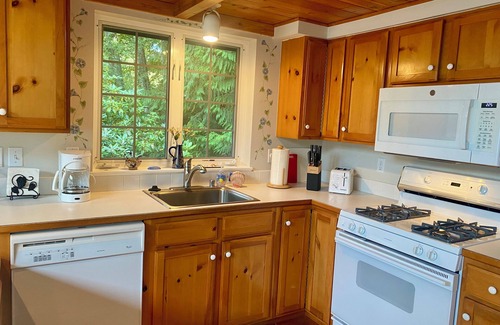 Langley Cottage | Near Downtown Langley, Shops & Restaurants! Cozy Cottage & Pet Friendly!