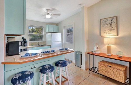 East Naples Cottage | Near DownTown & Napes Beach! Cottage House 2QueenBeds Fenced Back Yard with deck
