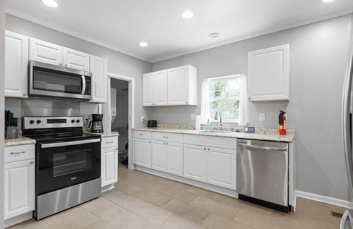 Chattanooga House | Near Downtown, Park & Zoo! Trendy Ridgeland Tudor