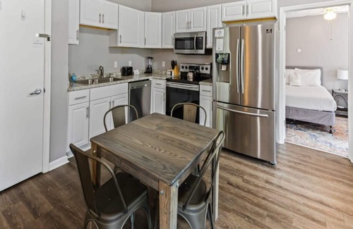 Savannah House | Near Downtown, Parks, Dining! Laid-Back on Leghorn