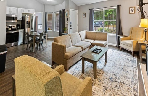 Savannah House | Near Downtown, Parks, Dining! Laid-Back on Leghorn