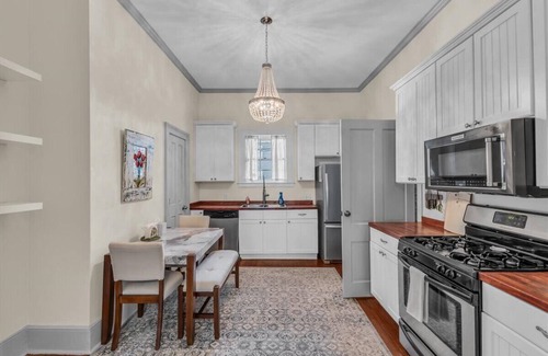 Savannah Victorian District House | Near downtown, walkable to restaurants and shops, off street parking! Minutes from parks and river street. close to the historical district