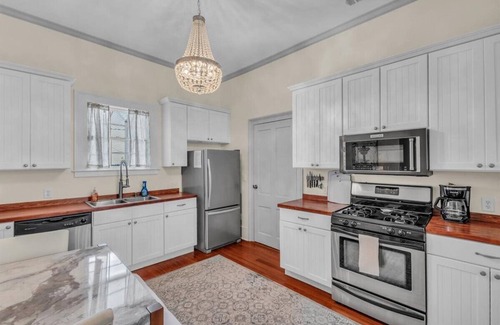 Savannah Victorian District House | Near downtown, walkable to restaurants and shops, off street parking! Minutes from parks and river street. close to the historical district