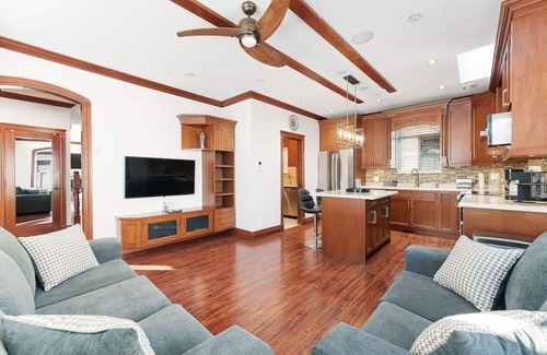 Fraserview House | Near DT Vancouver | King Bed | The Opulence