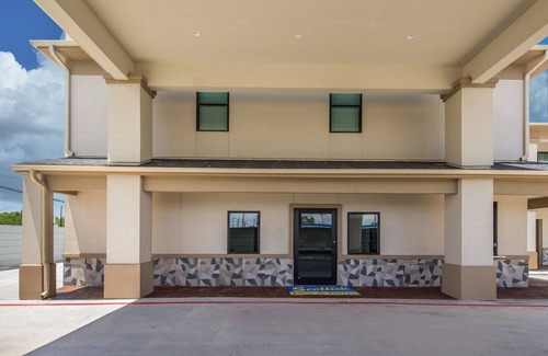 Hitchcock House | Near Galveston Beach | Family Room with Free Parking and Breakfast