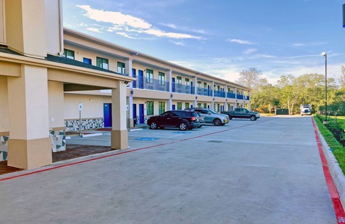 Hitchcock House | Near Galveston Beach | Family Room with Free Parking and Breakfast