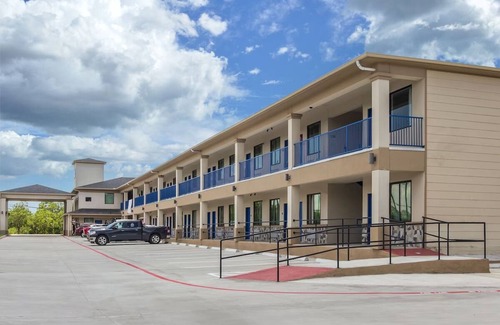Hitchcock House | Near Galveston Beach | Family Room with Free Parking and Breakfast