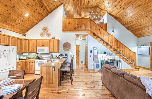 Sautee Nacoochee Cabin | Near Helen Hot Tub Fire Pit Outdoor Movies