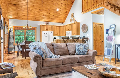 Sautee Nacoochee Cabin | Near Helen Hot Tub Fire Pit Outdoor Movies
