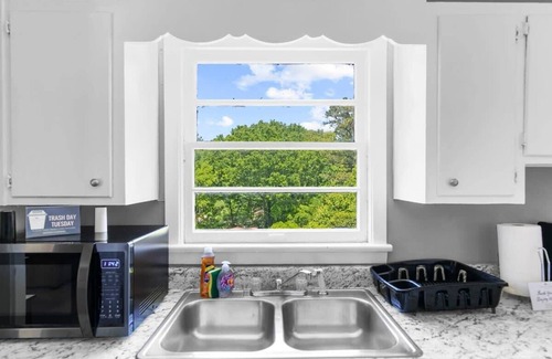 New Castle House | Near Hospital&Dining-Beds on Broadmoor- Both Units